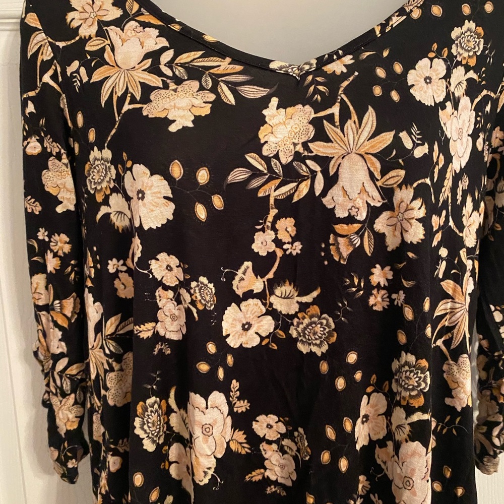 Flowered Top - Picture 2 of 3